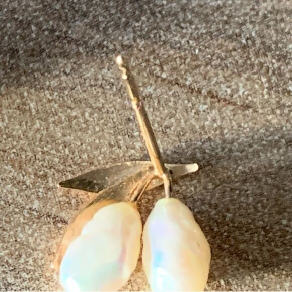 14K Yellow Gold Baroque Pearl Stud Earrings Fruit Motif Leaf Cluster 0.7g (FLAW) - Picture 13 of 16